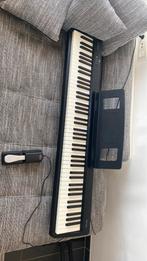Piano Roland FP10 a vendre avec pédale et support feuille, Zo goed als nieuw, Piano