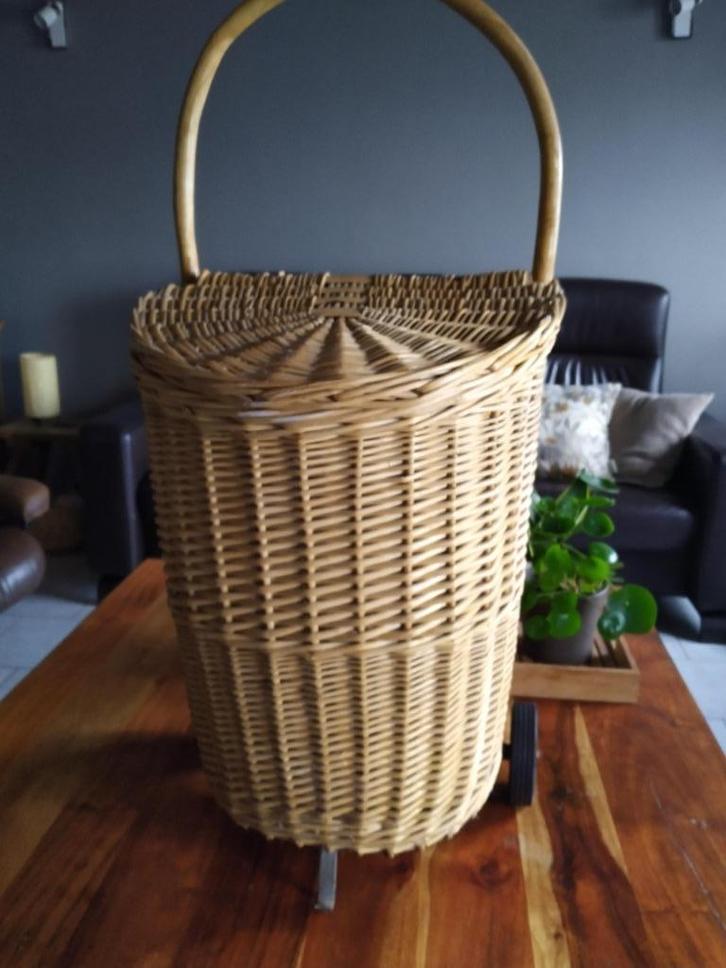 boodschappentrolley van rotan, Handtassen en Accessoires, Tassen | Reistassen en Weekendtassen, Zo goed als nieuw, Beige, Wieltjes
