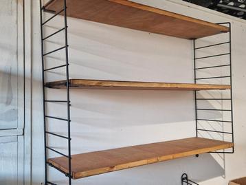 String boekenrek ,  wandrek met 3 houten planken whb tomado beschikbaar voor biedingen
