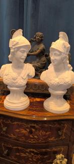 2 marmeren bustes met standaards, hoogte 39 cm, Ophalen
