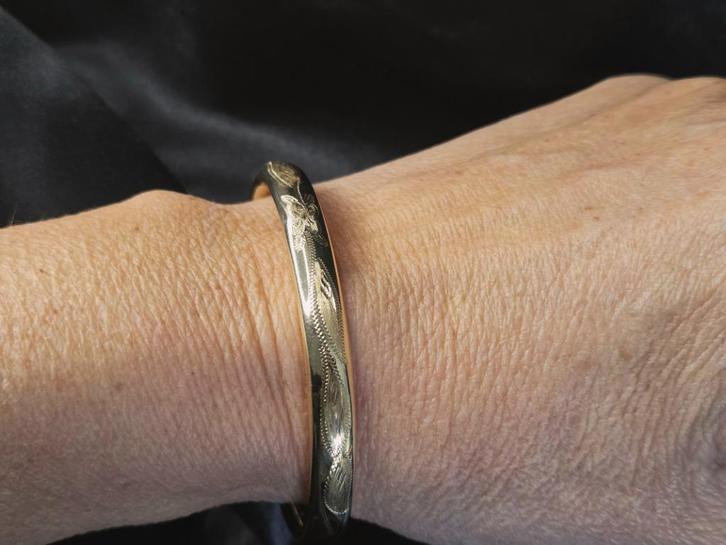 Gouden bewerkte slavenarmband met dopsluiting. 2025/782., Handtassen en Accessoires, Armbanden, Zo goed als nieuw, Goud, Goud