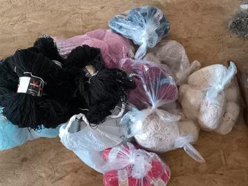 Allerhande wol, verschillende kleuren. beschikbaar voor biedingen