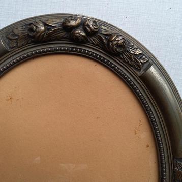 Antieke ovale fotolijst.  beschikbaar voor biedingen