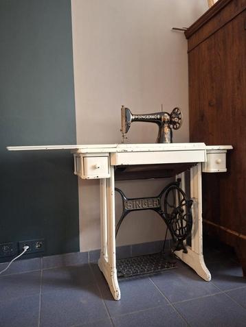 Singer - Naaimachine - Meubel - 88x42  beschikbaar voor biedingen
