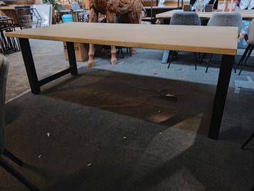 Eetkamertafel vol eikenhout (PROMO) beschikbaar voor biedingen