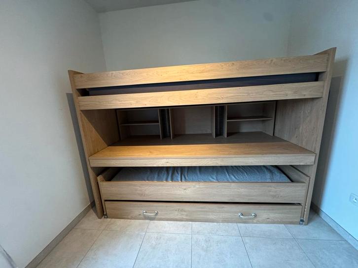 Hoogslaper 2 slaapplaatsen +extra bed (geintegreerd bureau), Kinderen en Baby's, Kinderkamer | Stapelbedden en Hoogslapers, Hoogslaper