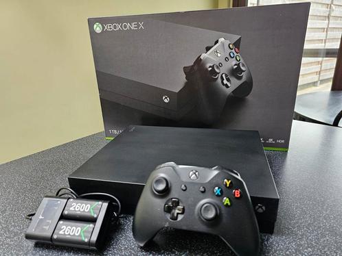 XBOX ONE X 1TB-4K + contr.  + 9 games +2 laads.+4 extra bat., Games en Spelcomputers, Spelcomputers | Xbox One, Zo goed als nieuw