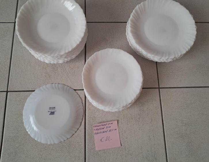Eetservies Arcopal, wit in heel goede staat, Huis en Inrichting, Keuken | Servies, Zo goed als nieuw, Bord(en), Effen, Glas, Ophalen