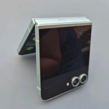 SAMSUNG Z FLIP 6 - 256GB - ALS NIEUW!!📱🤩 beschikbaar voor biedingen