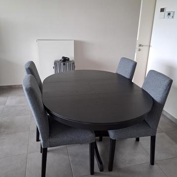 Uitschuifbare tafel + 4 stoelen (kan apart)