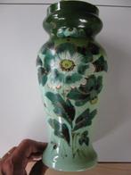 Groene opaline vaas met bloemmotief., Antiek en Kunst, Ophalen of Verzenden
