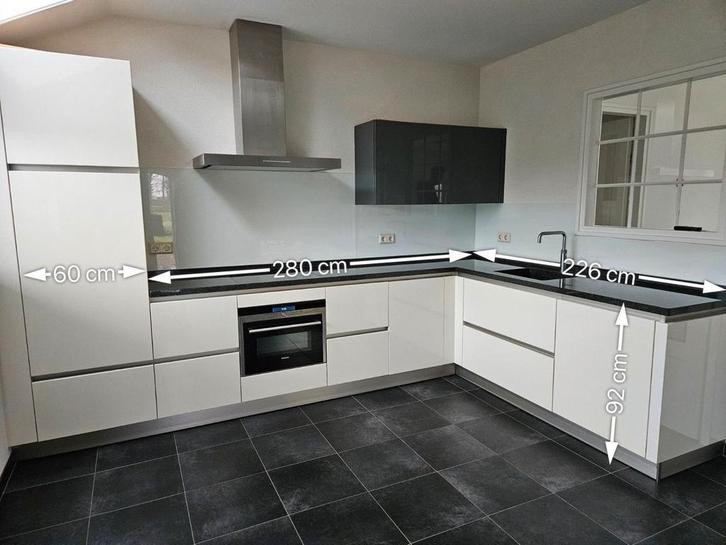 Moderne L-vormige ingerichte keuken, Huis en Inrichting, Keuken | Complete keukens, Hoekkeuken, Graniet of Steen, Greeploos, Hoogglans of Gelakt