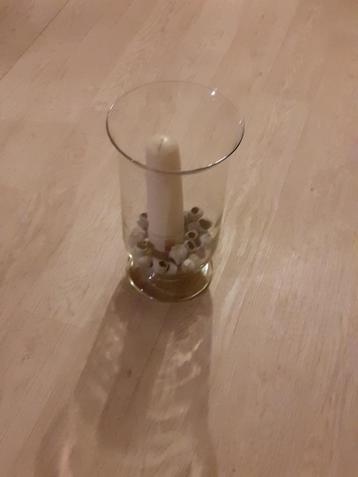 Glazen stolp met kaars beschikbaar voor biedingen