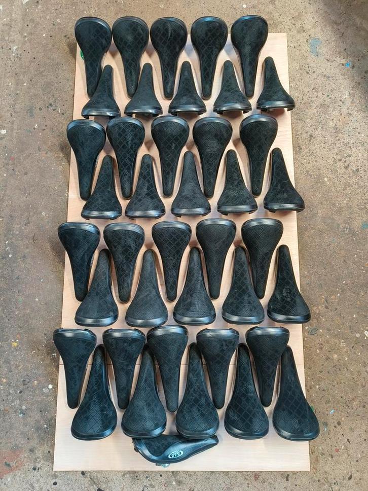 NOS / nieuwe zadels voor retro (koers)fietsen te koop!!, Fietsen en Brommers, Fietsonderdelen, Zadel, Ophalen of Verzenden