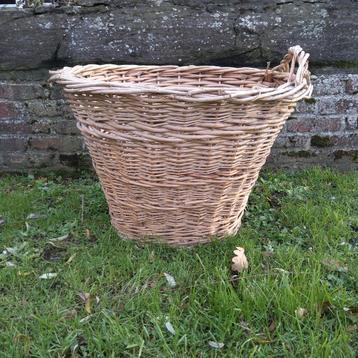 Oude, grote, rieten wasmand. Hoogte: 42 cm. beschikbaar voor biedingen