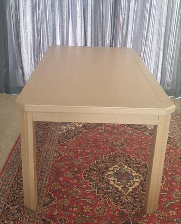 Eettafel gemaakt van eikenhout beschikbaar voor biedingen