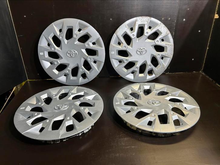 4 Toyota Aygo yaris corolla 15" wieldop, Auto diversen, Wieldoppen, Zo goed als nieuw, Ophalen of Verzenden