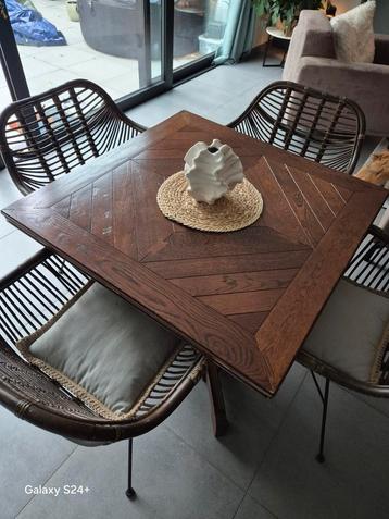 Authentieke tafel beschikbaar voor biedingen