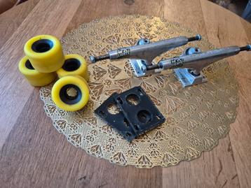 ThunderLightsTrucks plus 4 Powell Peralta Rough Rider wheels beschikbaar voor biedingen