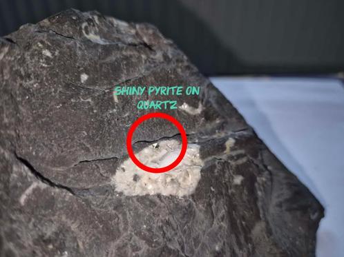 Pyriet op kwarts || Zelf ontgonnen || Uit België, Verzamelen, Mineralen en Fossielen, Mineraal, Ophalen of Verzenden