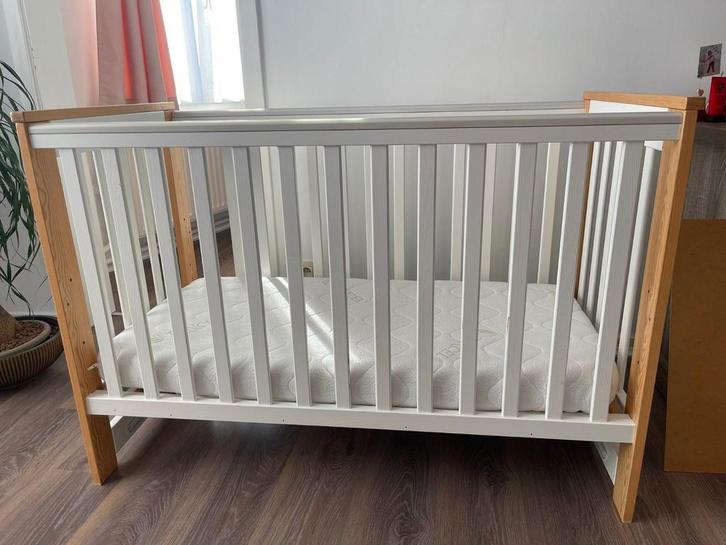 Babybed en matrass, Kinderen en Baby's, Kinderkamer | Bedden, Gebruikt, Matras, Ophalen