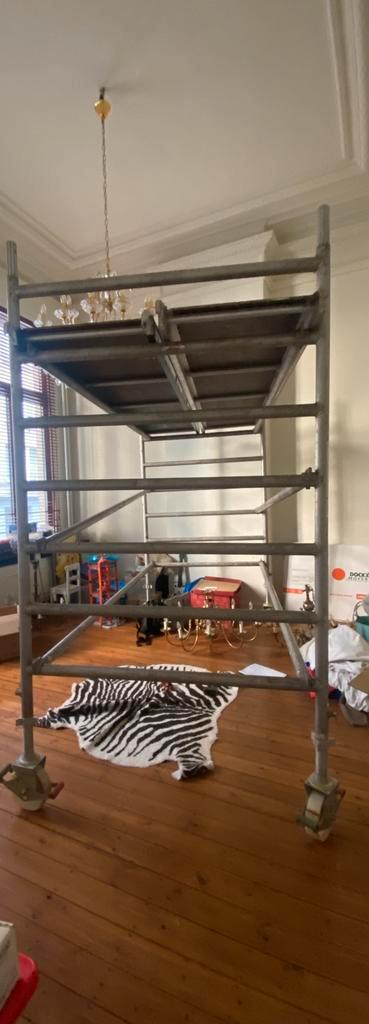 Stelling kan tot 3m40 hoog, lengte 250 diepte 130, Doe-het-zelf en Bouw, Steigers, Gebruikt, Rolsteiger of Kamersteiger, 2 tot 5 meter
