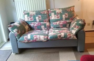Comfortabele bank met veren beklede beschikbaar voor biedingen