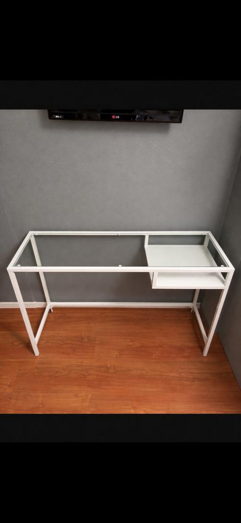 Modern bureau met glazen blad en lade — zeer goede staat, Huis en Inrichting, Bureaus, Zo goed als nieuw, Ophalen