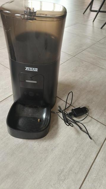 Zedar - automatische voederbak met app & timer beschikbaar voor biedingen