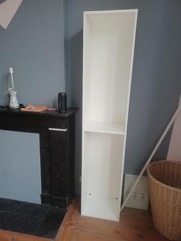 Armoire salle de bain longue disponible aux enchères