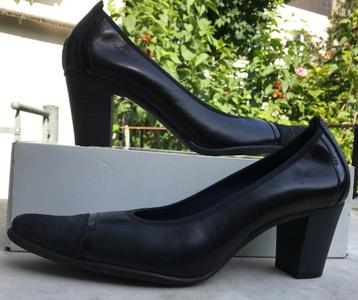 Chaussures dame cuir jamais portées taille 39