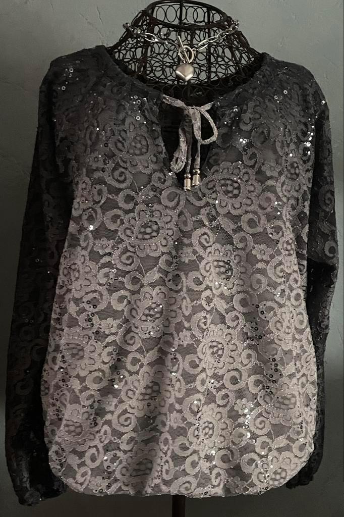 Caroline Biss 38 Zeer mooie kantlook blouse, Kleding | Dames, Blouses en Tunieken, Zo goed als nieuw, Maat 38/40 (M), Grijs, Ophalen of Verzenden