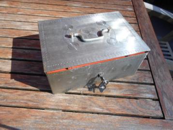 metalen kluis kistje geldkoffer vintage antiek 2 sleutels beschikbaar voor biedingen