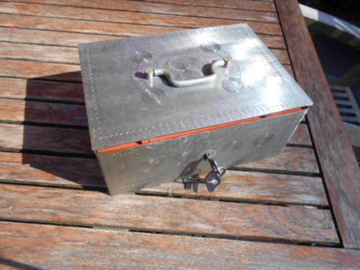 metalen kluis kistje geldkoffer vintage antiek 2 sleutels, Antiek en Kunst, Antiek | Kantoor en Zakelijk, Ophalen of Verzenden