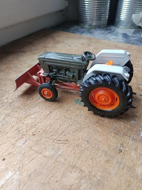 Ford 6600 Britains tractor met nivelleerblad., Hobby en Vrije tijd, Modelauto's | 1:32, Gebruikt, Tractor of Landbouw, Britains