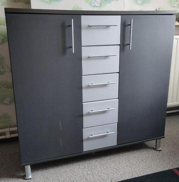 Elegante kast beschikbaar voor biedingen