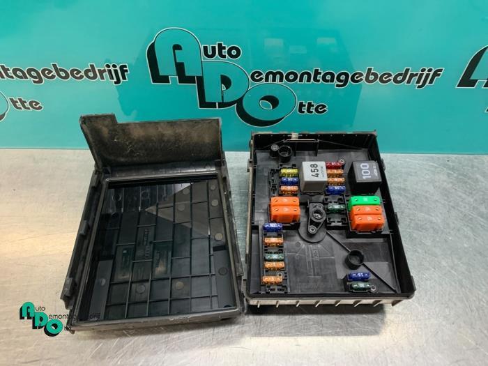 Boîte à fusibles d'un Volkswagen Caddy (Caddy 04-), Autos : Pièces & Accessoires, Électronique & Câbles, Volkswagen, Utilisé, 3 mois de garantie