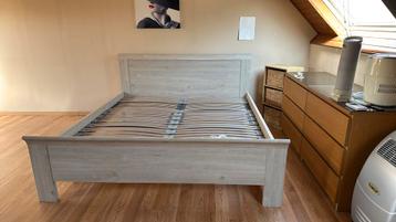 Bedframe + 2 x Bultex lattenbodem beschikbaar voor biedingen