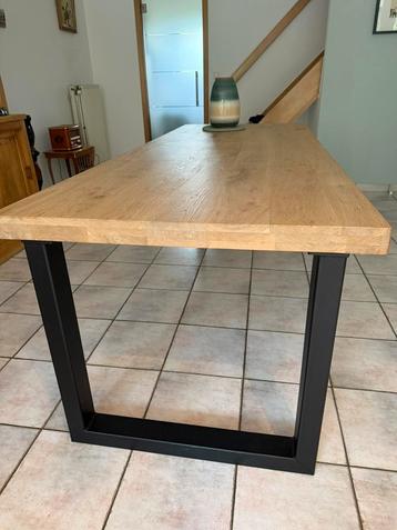Prachtige eettafel beschikbaar voor biedingen