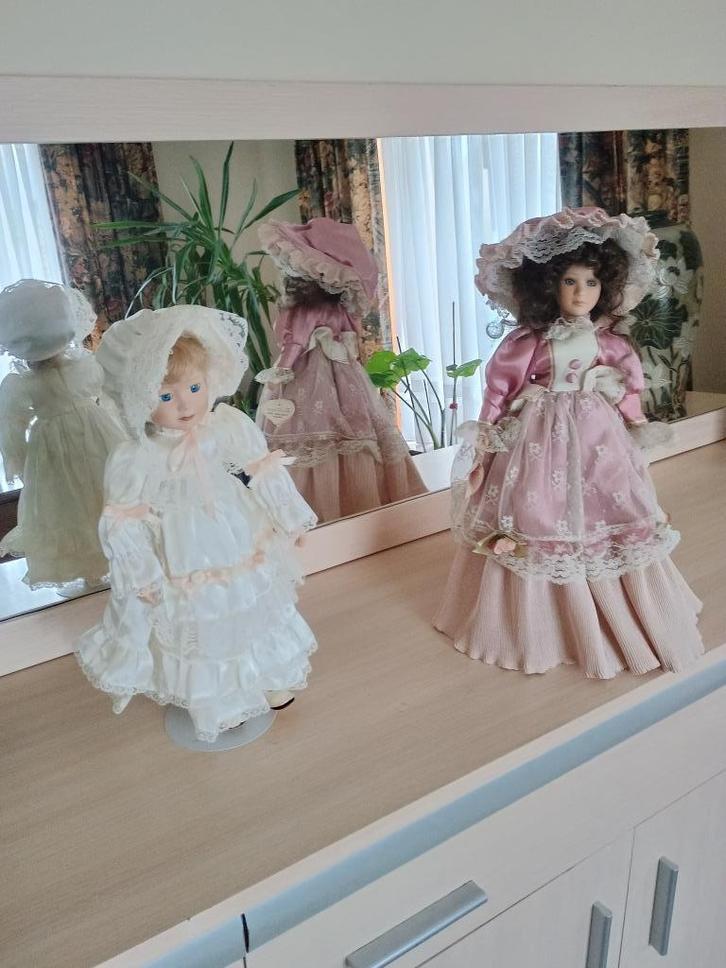 Pop – staande - porselein – witte jurk – staander incl., Verzamelen, Poppen, Pop, Ophalen of Verzenden