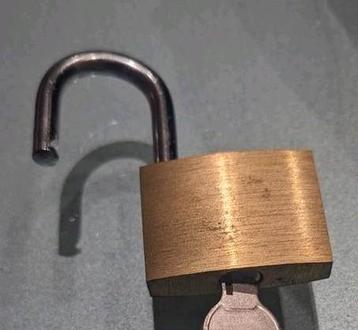 Klein hangslot met 2 sleutels - gebruikt. beschikbaar voor biedingen