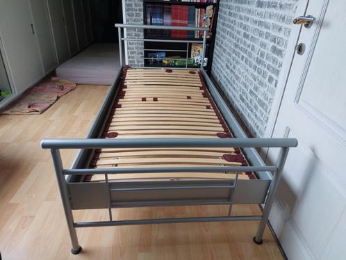 Metalen eenpersoonsbed, Huis en Inrichting, Slaapkamer | Bedden, Zo goed als nieuw, Eenpersoons, 90 cm, 200 cm, Metaal, Grijs