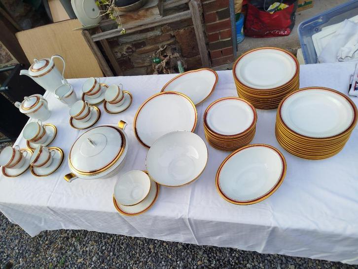 PRACHTIGE RODE EN GOUDEN SERVICE IN LIMOGES VOOR 12 PERSONEN, Antiek en Kunst, Antiek | Servies compleet, Ophalen