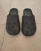 Mooie Zwarte Slippers met Bloemenmotieven - Maat 38, Slippers, Zwart, Ophalen of Verzenden, Gedragen