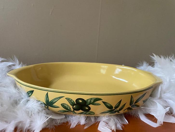 Plat ovale en céramique jaune orné d'un motif d'olives, Huis en Inrichting, Keuken | Servies, Zo goed als nieuw, Overige typen