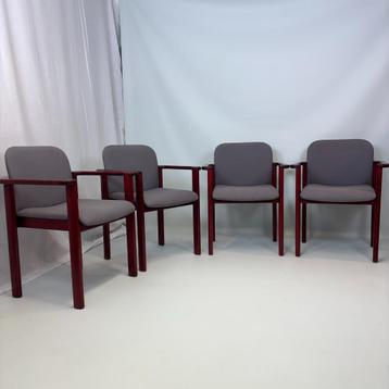 Comfortable armstoelen beschikbaar voor biedingen