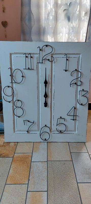 Horloge murale beschikbaar voor biedingen