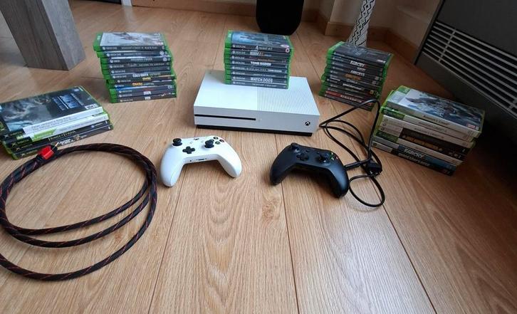Xbox One S + twee controllers + 42 games, Games en Spelcomputers, Spelcomputers | Xbox One, Zo goed als nieuw, Xbox One, 500 GB
