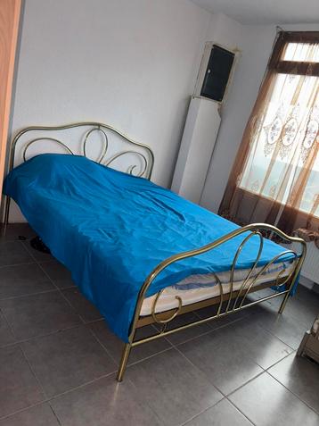 Mooie bed beschikbaar voor biedingen