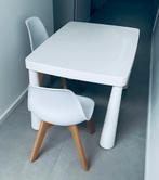 Kindertafel en 2 stoeltjes, Ophalen, Zo goed als nieuw